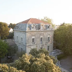 logis-hotel-residence-les-cedres.fr-provencehotel.com/